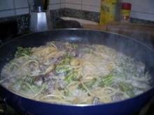 Macarrão com brócolis e picanha ao molho branco