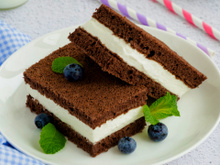 Sanduíche de bolo de chocolate com recheio cremoso é uma sobremesa diferente que as crianças vão amar