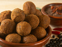 Sobrou feijoada? Aproveite para fazer esse bolinho de feijoada crocante e delicioso (receita fácil)