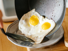 Esse é o segredo dos chefs para fazer um ovo frito perfeito no micro-ondas em 1 minuto