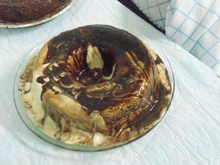 Pudim de sorvete com calda de chocolate
