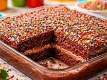 Bolo gelado de brigadeiro com granulado colorido: a sobremesa que é a alegria de crianças e adultos