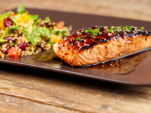 Faça um almoço de domingo delicioso com esse salmão grelhado com salada de quinoa