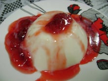 Pudim com calda de morango
