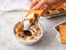 Já anota a sobremesa de 3 ingredientes para impressionar no Dia dos Namorados: smores de travessa assado no forno ou na airfryer