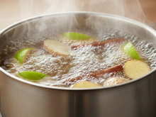 Ferver casca de limão, canela e gengibre: por que é recomendado e quais são os seus benefícios