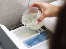 Por que estão recomendando colocar detergente neutro na máquina de lavar? Dica popular funciona, mas é preciso fazer do jeito certo