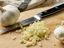 Pouca gente sabe: o jeito que você corta o alho altera o sabor das suas receitas