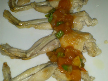 Rã frita ao molho de tomate