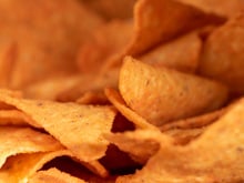 Ingrediente do salgadinho Doritos pode ajudar na remoção de tatuagens e detecção precoce do câncer de pele