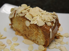 Bolo molhadinho de doce de leite