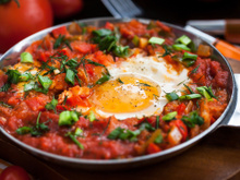 Chef José Andrés: "Meu café da manhã favorito é bem simples. Como tomates suculentos temperados com sal e um bom azeite, acompanhados de ovos fritos frescos"
