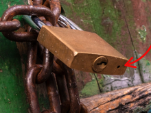 Poucas pessoas sabem: esse pequeno orifício no cadeado tem uma função fundamental para garantir seu funcionamento a durabilidade