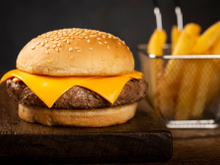Cada cheeseburger que comemos tira 9 minutos da expectativa de vida