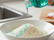 Sempre misturo algumas gotas de detergente com arroz cru em um copo: o truque de limpeza barato e eficaz para vidros e inox