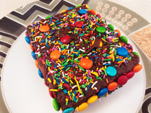 Bolo de Dia das Crianças com brigadeiro, marshmallow e confeitos coloridos é a gostosura que não pode faltar para a molecada!