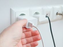 Nada de deixar esses 5 eletrodomésticos conectados na tomada; eles gastam muita energia e a conta pode vir alta