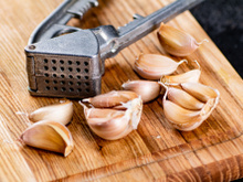 Espremedor de alho e muito MAIS! Veja as 5 utilidades que você não sabia desse item conhecido