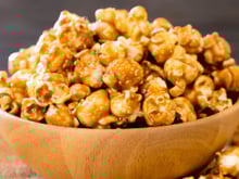 Nunca mais queimei panela fazendo pipoca doce caramelizada depois que comecei a fazer essa receita, é tão fácil e fica igual de pipoqueiro!