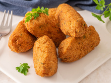 Essa receita de bolinho de bacalhau tradicional é o petisco perfeito para fazer em casa e compartilhar com os amigos