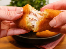 Esse risoles de queijo e presunto é o mais gostoso que você vai provar: crocante por fora e com muito recheio por dentro