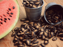 Benefícios da semente de melancia: saiba por que comer essa parte da fruta, quanto consumir por dia e cuidados