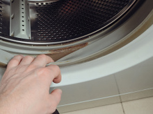 Como eliminar o mofo da borracha da máquina de lavar com um truque caseiro