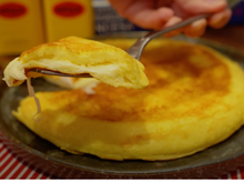 Pronto em 5 minutos: pão de queijo de frigideira para o café da manhã, lanche da tarde ou até mesmo para o jantar dependendo do recheio!