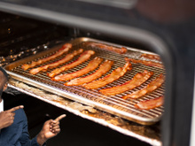 O truque ridiculamente delicioso do bacon que sempre faço no Natal: essa técnica simples eleva o bacon a outro patamar