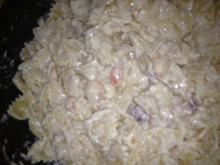 Macarrão ao molho branco com bacon e camarão