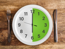 O que e como você come após as 18h impacta positivamente ou negativamente a sua saúde, segundo a ciência da crononutrição