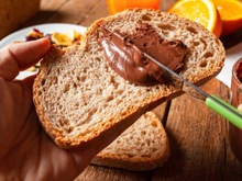 Nunca mais comprei creme de chocolate no mercado depois que aprendi a fazer essa versão caseira com amêndoas e cacau: fica muito cremosa e rende bastante!