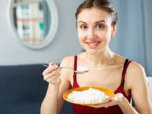 Coma arroz branco desse jeito que você não vai engordar: esse é o segredo das nutricionistas!