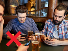 Por que cada vez mais bares e restaurantes estão proibindo o uso de celulares?