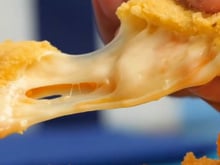 Gourmet, fácil e rápido de fazer: queijo empanado na airfryer é a receita de petisco que você tem que testar