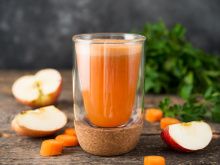 Suco de cenoura com maçã e limão é detox? Descubra se a bebida realmente tem benefícios para a saúde