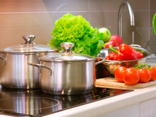 6 jogos de panela em oferta para renovar a cozinha por até R$200