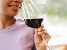 Um estudo revelou que o consumo moderado de vinho pode ter um efeito protetor: quais são os motivos?