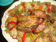 Frango assado com batatas e ervilhas