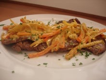 Bife acebolado com molho à Espanha