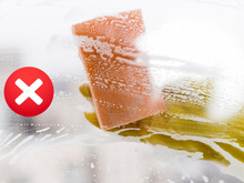 Você nunca mais vai se estressar com as manchas na porta do box depois que aprender como tirar com um truque natural