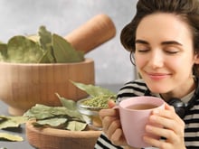 Chá de camomila com folhas de louro: descubra os inúmeros benefícios de ingerir a infusão com frequência