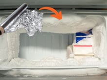 Truque simples do papel-alumínio impede que o gelo nas paredes estrague o seu freezer