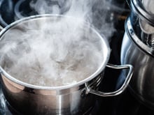 Cozinha com cheiro de gordura pode ser resolvida apenas fervendo ingredientes simples que você tem em casa