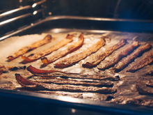 Você não vai acreditar, mas dá para fazer bacon vegano com um ingrediente surpreendente, e fica iguazinho!