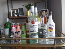 Pouco espaço, muitos drinks: 5 dicas para montar um barzinho em salas pequenas