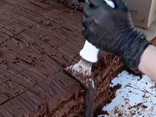 Cinco dias de preparo, 2 toneladas de bolo e guindaste com 600 litros de calda: confeiteira do Paraná se inspira no filme “Matilda” e prepara mais de 3,3 mil fatias