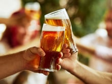 Os garçons concordam: a espuma branca na cerveja não é decoração, mas uma barreira natural que ajuda a preservar a carbonatação