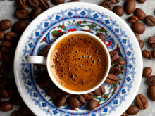 Como o café descafeinado perde a cafeína? O processo por trás da bebida vai te surpreender