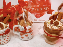 Bolo na caneca montado, recheado e decorado é o presente que vai fazer sucesso nesse Dia das Mães